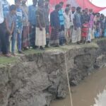 ভূরুঙ্গামারীতে দুধকুমার থেকে ভিটেমাটি রক্ষায় এলাকাবাসীর মানববন্ধন।